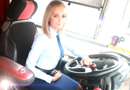Голая девушка за рулем автобуса